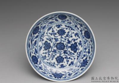 图片[3]-Dish with Indian lotus scrolls in underglaze blue, Qing dynasty, Qianlong reign (1736-1795)-China Archive